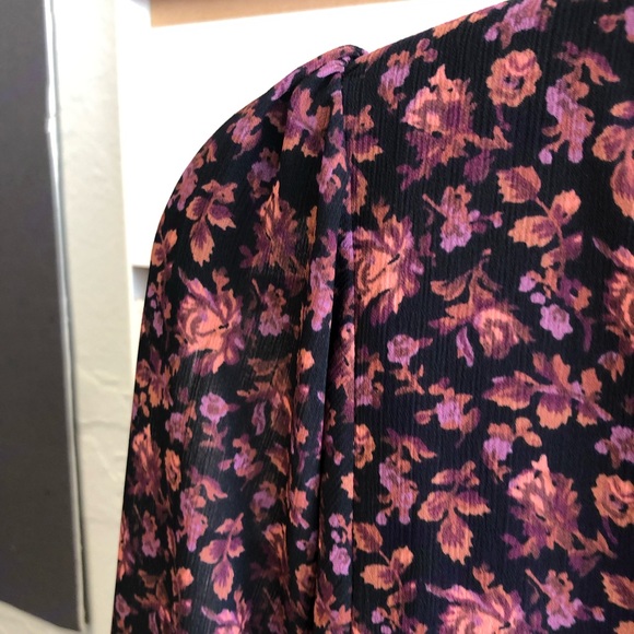 Madewell Purple Floral V Neck Button Down w/ gathered cuffs. Size 4 - Picture 7 of 9